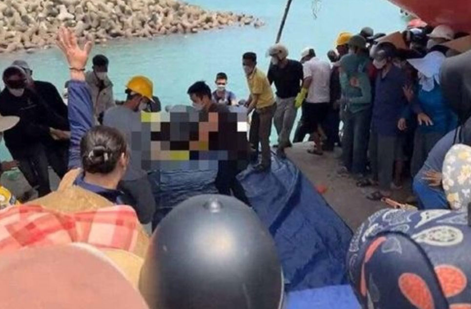  Sau 5 ngày tìm kiếm, lực lượng chức năng cùng người dân đã tìm thấy thi thể người chồng trên biển Hà Tĩnh - Ảnh: VietNamNet