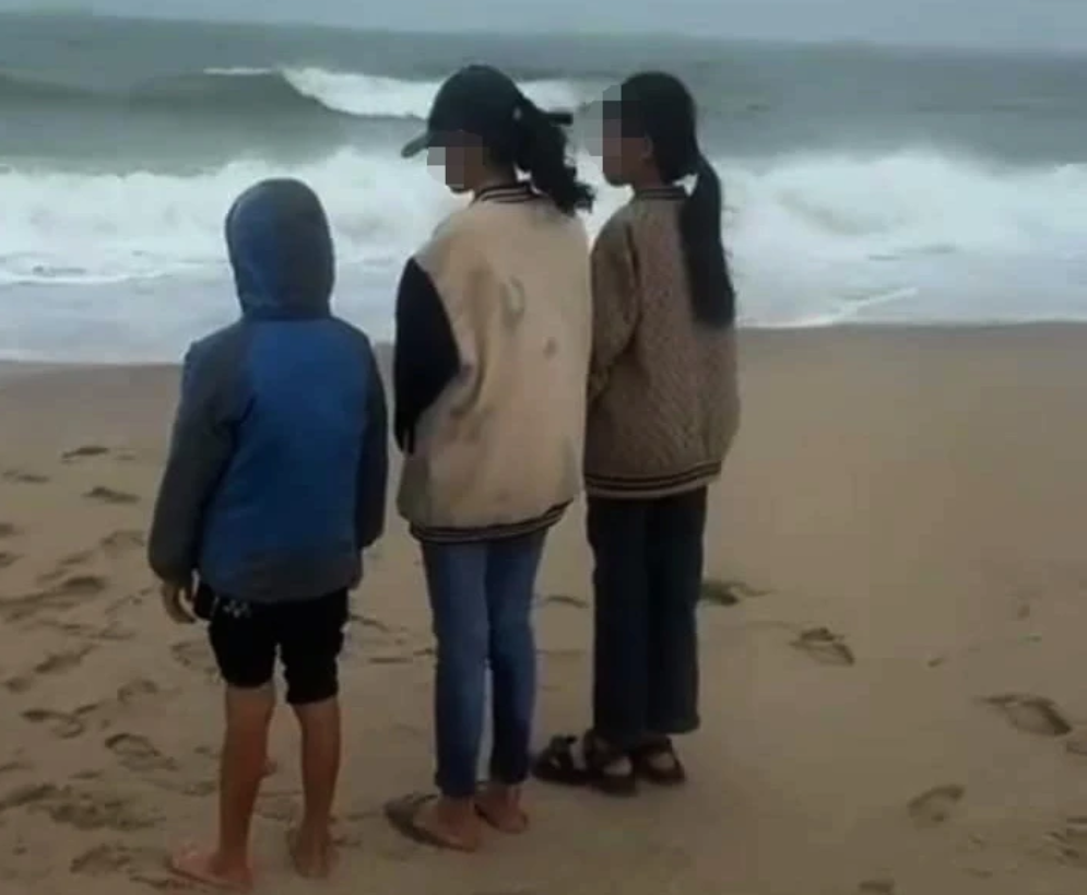  Ba chị em ra biển tìm kiếm cha, mẹ đang mất tích - Ảnh: Báo Pháp luật TP.HCM