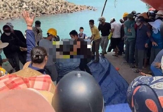   Lực lượng chức năng, cùng người dân đưa thi thể nạn nhân lên bờ.