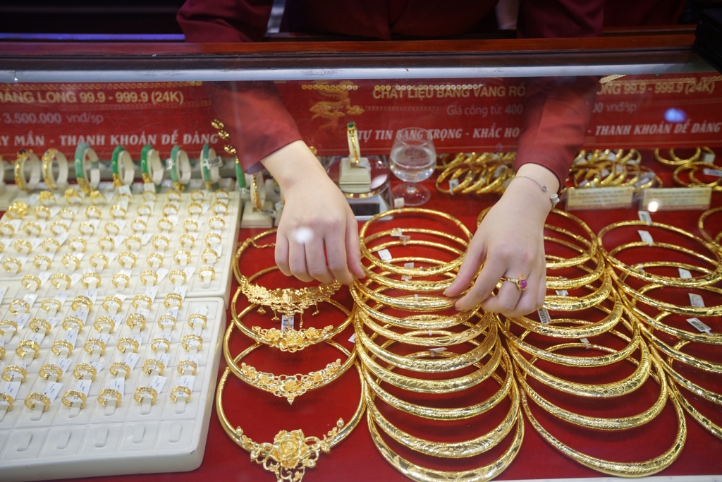  Chốt phiên giao dịch ngày 28/3, vàng miếng SJC lại cán mốc 81 triệu đồng/lượng, trong khi vàng nhẫn duy trì đà tăng trên 70 triệu đồng/lượng. Ảnh: Khánh Huy.