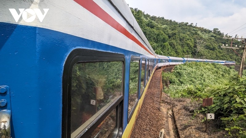  Hành trình đoàn tàu du lịch nối Huế - Đà Nẵng kéo dài trong vòng 3 giờ