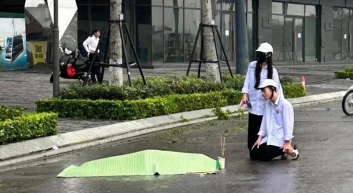  Hiện trường vụ tai nạn khiến nam học sinh lớp 8 ở TP Hạ Long (Quảng Ninh) tử vong thương tâm. Ảnh: Báo Giao thông