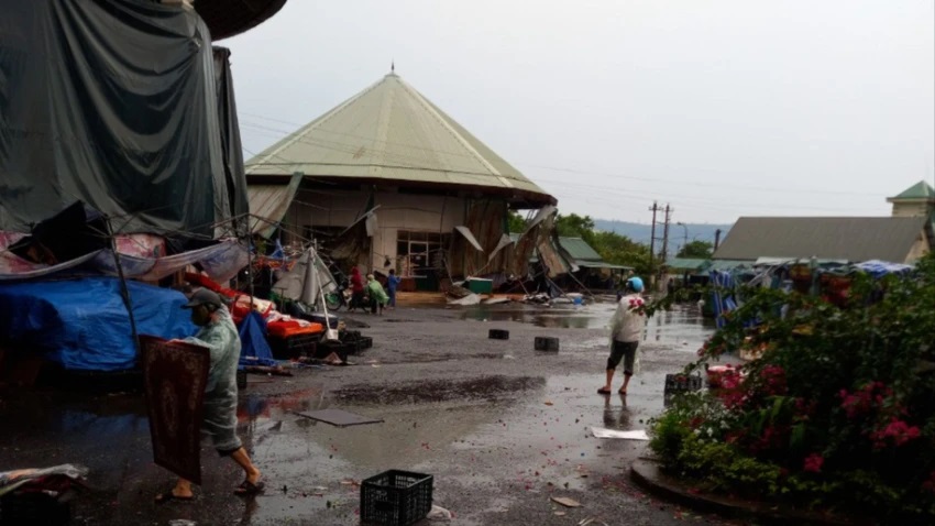  Giông lốc khiến nhiều căn nhà, trung tâm thương mại,...ở thị trấn Lao Bảo (Hướng Hóa) bị tốc mái. (Ảnh: AT - PLO)