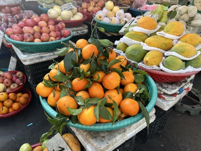  Quýt Úc bán tại chợ có màu cam đẹp mắt, quả tròn và mọng nước.