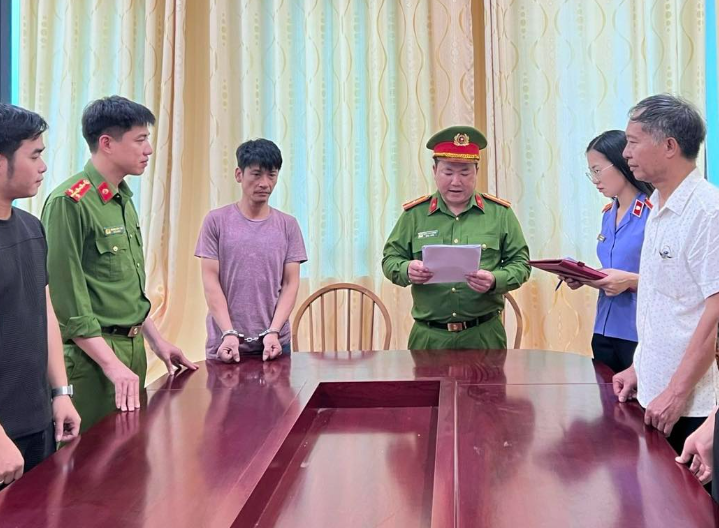 Cơ quan Công an đọc lệnh khởi tố, tạm giam đối với Nguyễn Văn Bằng.