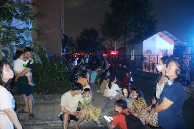  Cư dân tháo chạy ra ngoài chung cư - Ảnh: Báo Tiền Phong