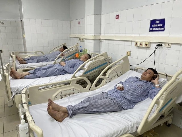  Nhóm công nhân may mắn thoát nạn trong vụ cháy khí metan đang được điều trị tại Bệnh viện đa khoa tỉnh Quảng Ninh - Ảnh: Thanh Niên