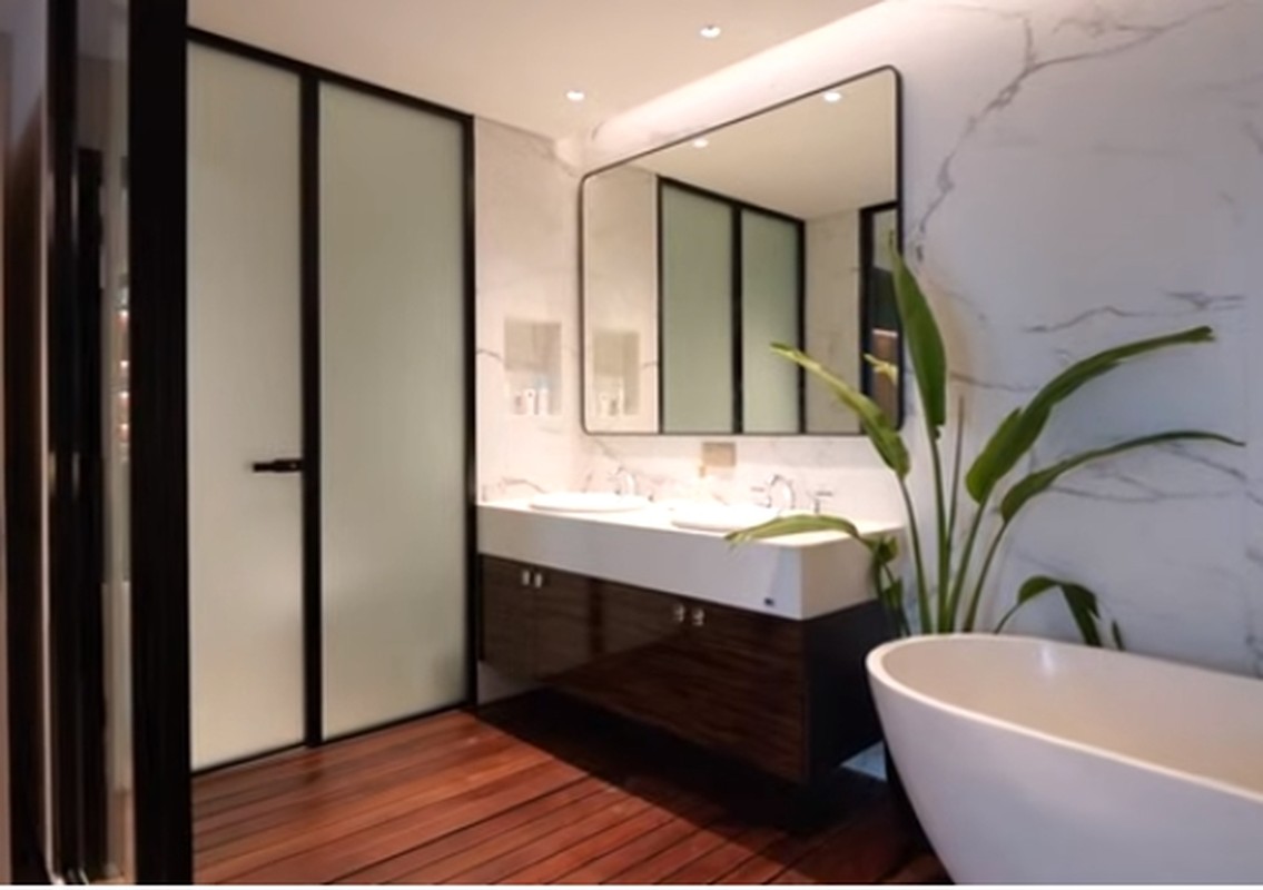  Phòng tắm hiện đại, được tô điểm bởi chậu cây xanh. Nguồn ảnh: chụp màn hình