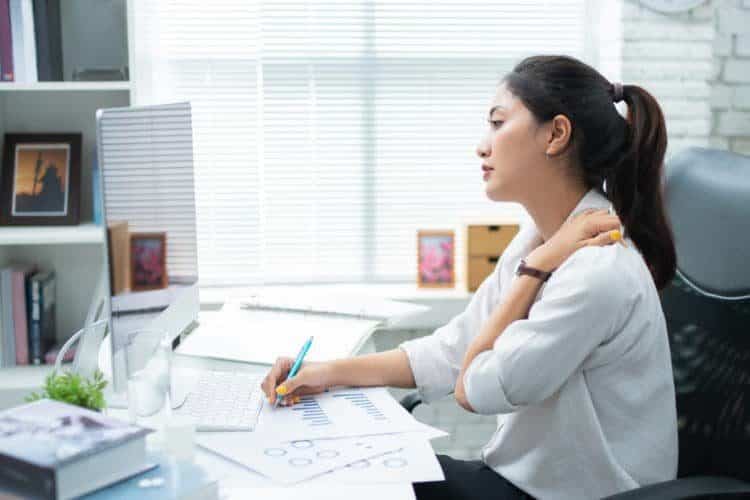  Nhiều dân văn phòng bị đau cổ vai gáy. Ảnh minh họa: Internet