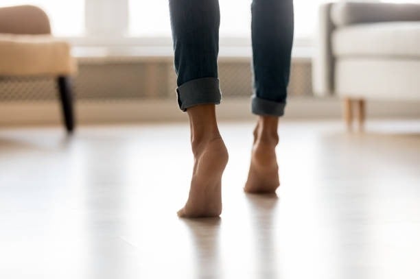  Đi nhón chân có thể dẫn đến các vấn đề với gân và bắp chân (Ảnh minh họa)