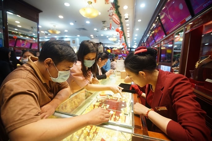  Khách hàng đang giao dịch vàng tại Bảo tín Minh Châu, Cầu Giấy, Hà Nội. Ảnh: Khánh Huy