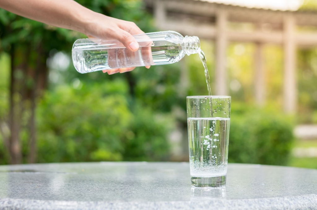  Điều gì xảy ra khi bạn uống quá nhiều nước?