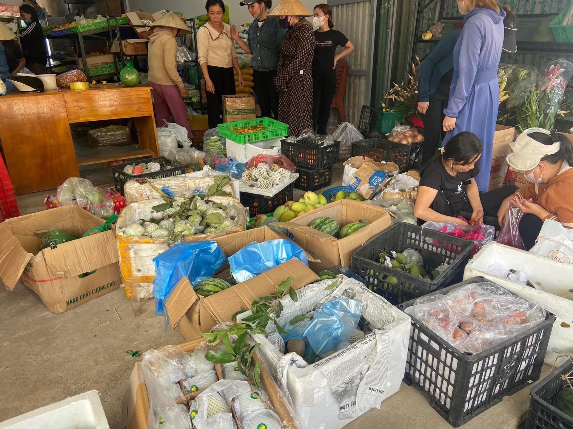  Người dân địa phương đã tới mua giúp số hàng hóa, thực phẩm mà đôi vợ chồng để lại trong cửa hàng - Ảnh: báo Công Lý