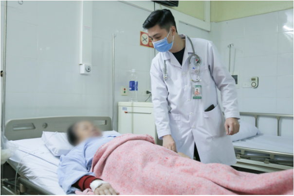  Bác sĩ khám bệnh nhân sốt xuất huyết tại Bệnh viện Đa khoa Đức Giang. Ảnh: Trần Anh