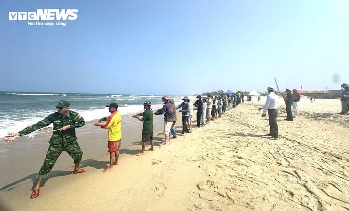  Lực lượng chức năng bủa lưới với chiều dài khoảng 2km để tìm kiếm nạn nhân - Ảnh: VTC News