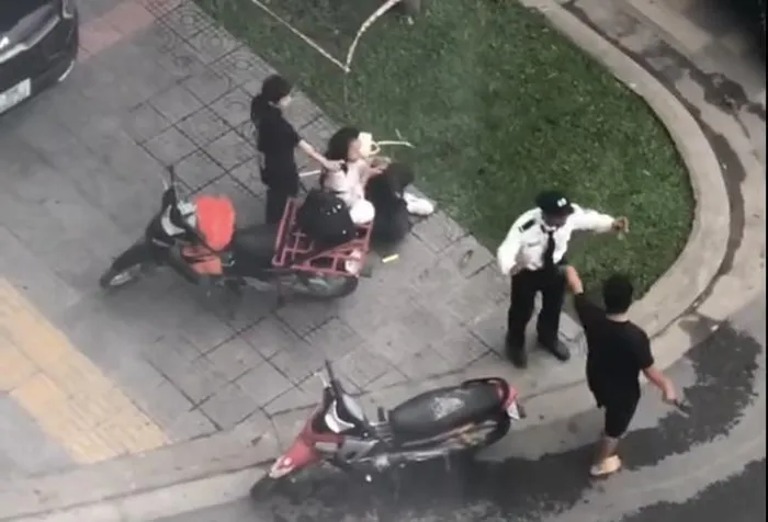  Hình ảnh người đàn ông (áo đen) cầm hung khí tấn công 2 phụ nữ. Ảnh cắt từ clip