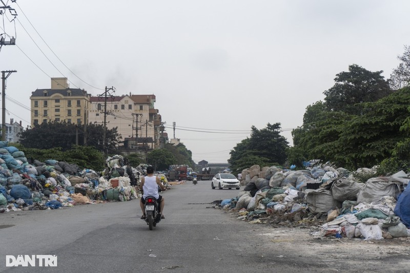  Nhựa tái chế, nilon được tập kết kín hai bên đường dẫn vào thôn Minh Khai (Ảnh: Tiên Phong).