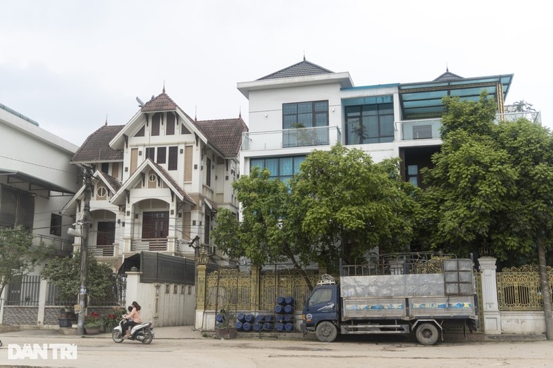  Dạo quanh một vòng thôn Minh Khai không khó để bắt gặp những ngôi nhà cao tầng, biệt thự san sát bên nhau (Ảnh: Tiên Phong).