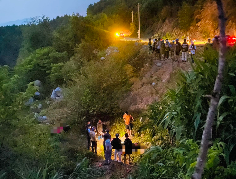  Xe máy đổ dốc trên đường ĐH11 huyện Phú Ninh (tỉnh Quảng Nam) bất ngờ rơi xuống vực khiến một cô gái trẻ ở Quảng Nam tử vong - Ảnh: Báo Giao thông