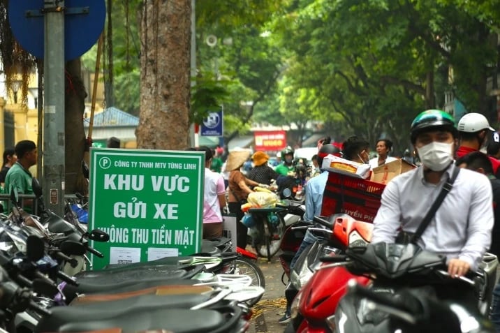  Một điểm gửi xe không thu tiền mặt trên phố Phủ Doãn - Q.Hoàn Kiếm, Hà Nội (Ảnh: Khắc Hiếu)
