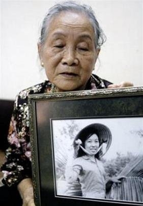  Bà Doãn Ngọc Trâm bên ảnh của con gái - liệt sĩ Đặng Thùy Trâm - Ảnh: Tuổi Trẻ