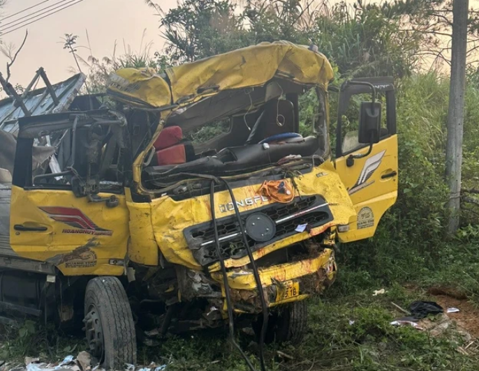  Chiếc xe tải bị biến dạng sau vụ tai nạn - Ảnh: Báo Dân trí