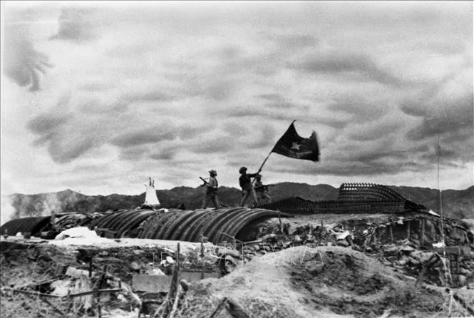   Ngày 7/5/1954, chiến dịch lịch sử Điện Biên Phủ kết thúc thắng lợi, toàn bộ tập đoàn cứ điểm của địch ở Điện Biên Phủ đã bị quân ta tiêu diệt, lá cờ 