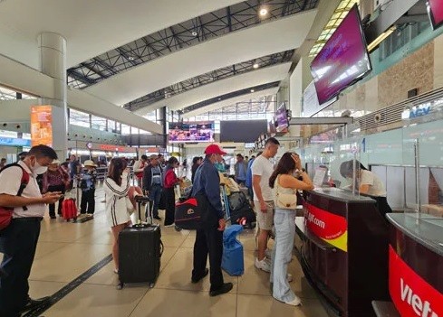  Hành khách làm thủ tục bay tại sân bay Nội Bài (TP Hà Nội). Ảnh: LAM GIANG 