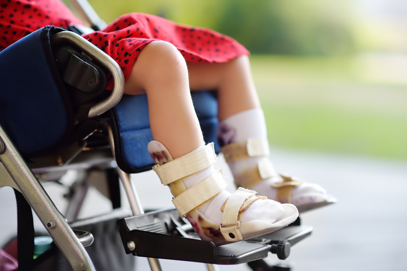  Trẻ mắc bại liệt có thể mang gánh nặng tàn tật suốt đời. Ảnh: Shutterstock 