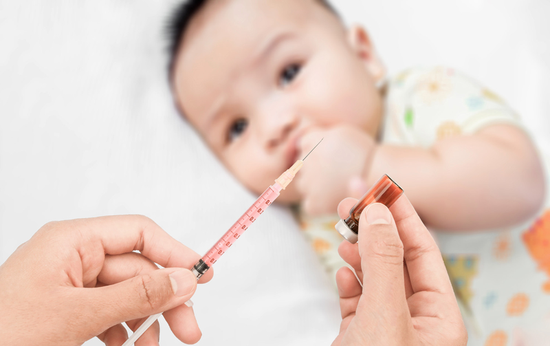  Tiêm chủng vắc xin đầy đủ, đúng lịch là cách hiệu quả bảo vệ trẻ nhỏ. Ảnh: Shutterstock 