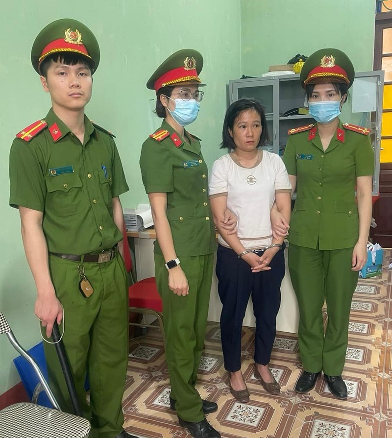  Bà Vi Thị Thắm - kế toán UBND thị trấn An Châu bị bắt tạm giam.