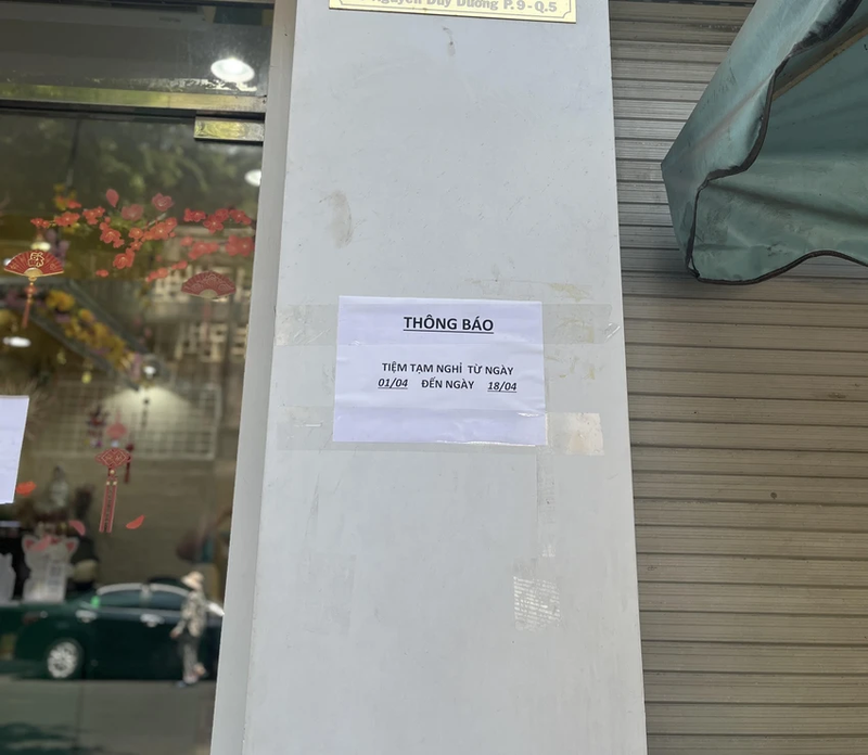  Một cửa hàng vàng tại TP.HCM đóng cửa khi có thông tin kiểm tra. Ảnh: TÚ UYÊN 