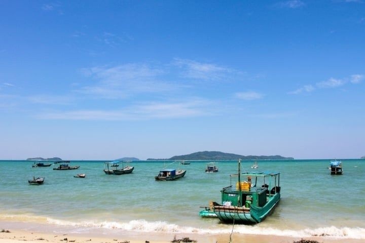  Hòn đảo mang nét đẹp hoang sơ nhưng không kém phần thơ mộng - Ảnh: VGT - Việt Giải Trí 