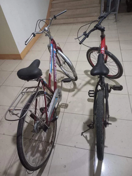  Hai trẻ đi lạc cùng chiếc xe đạp, được cho là đi từ khoảng 2 tuần trước - Ảnh: VTC News