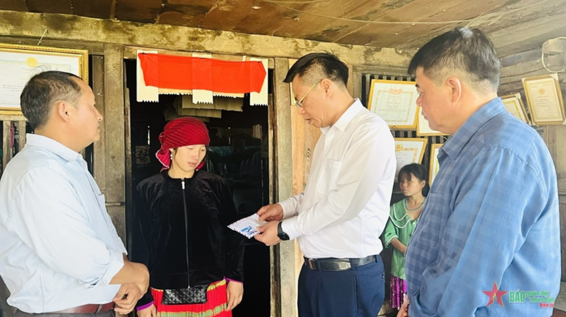  Bí thư Huyện ủy Đồng Văn (Hà Giang) thăm hỏi, động viên hộ gia đình có người tử vong - Ảnh: Báo Quân đội nhân dân