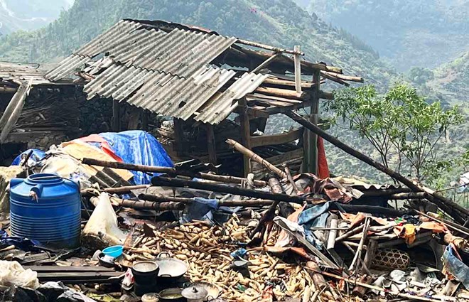  Do thời tiết mưa to, gió lớn khiến căn nhà của một gia đình ở huyện Đồng Văn (Hà Giang) bị đổ sập dẫn đến một bé gái 5 tuổi tử vong - Ảnh: VietNamNet