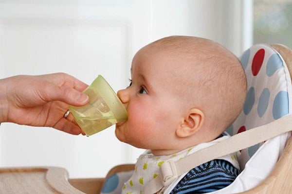  Bù nước cho trẻ bị sốt virus bằng cách cho bé uống oresol (Ảnh minh họa)