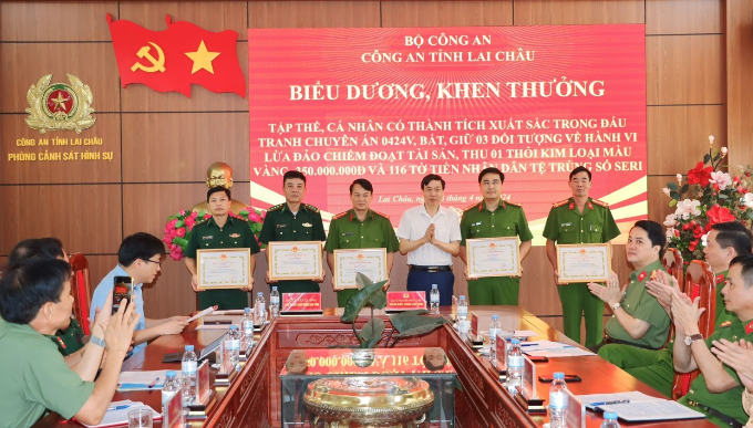  Chủ tịch UBND tỉnh Lê Văn Lương trao Bằng khen cho các tập thể. 