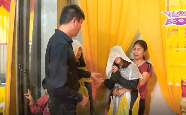  Ông Trần Huy Tuấn, Chủ tịch UBND tỉnh Yên Bái cũng đến chia buồn với gia đình có các nạn nhân tử vong - Ảnh: Báo Pháp luật TP.HCM