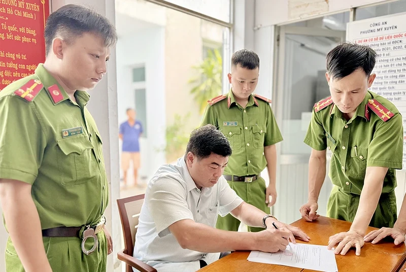  Cơ quan CSĐT Công an tỉnh An Giang tống đạt quyết định khởi tố bị can đối với ông Nguyễn Bảo Sinh, Phó chủ tịch UBND TP Long Xuyên 