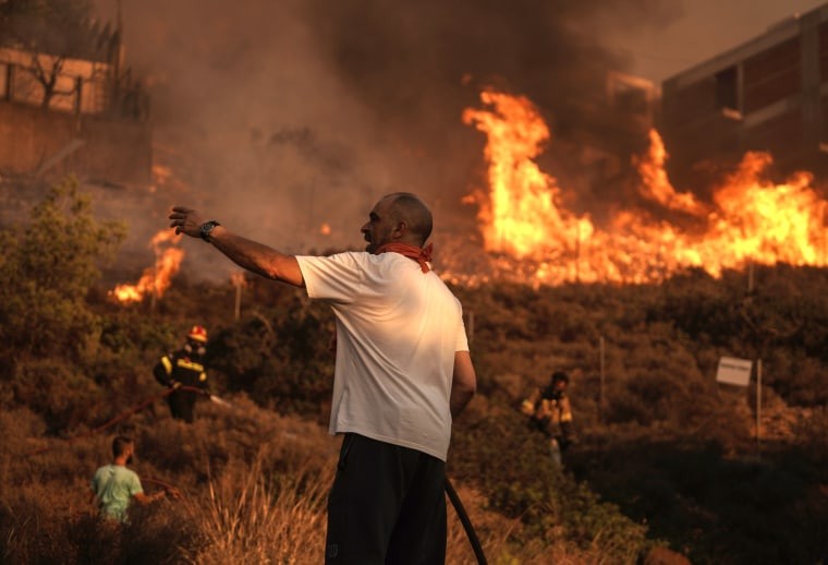  Lính cứu hỏa và tình nguyện viên đang nỗ lực dập tắt cánh đồng đang cháy trong trận cháy rừng ở Saronida, Hy Lạp, ngày 17/7/2023. Ảnh: Nick Paleologos / Bloomberg / Getty Images