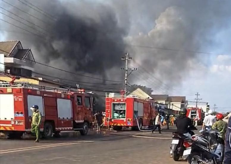  Cửa hàng tạp hóa số 295 đường Hùng Vương (thị trấn Quảng Phú, huyện Cư M'gar), bất ngờ bốc cháy. Ảnh: Báo Phụ Nữ. 