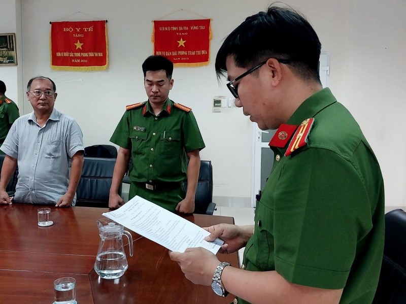  Cơ quan CSĐT Công an tỉnh Bà Rịa-Vũng Tàu tống đạt các quyết định khởi tố bị can đối với ông Phạm Minh An. 