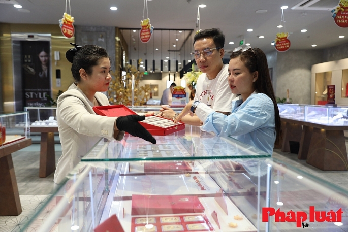  Khách hàng đang giao dịch vàng tại một cửa hàng của PNJ trên phố Cầu Giấy, Hà Nội. Ảnh: Khánh Huy.