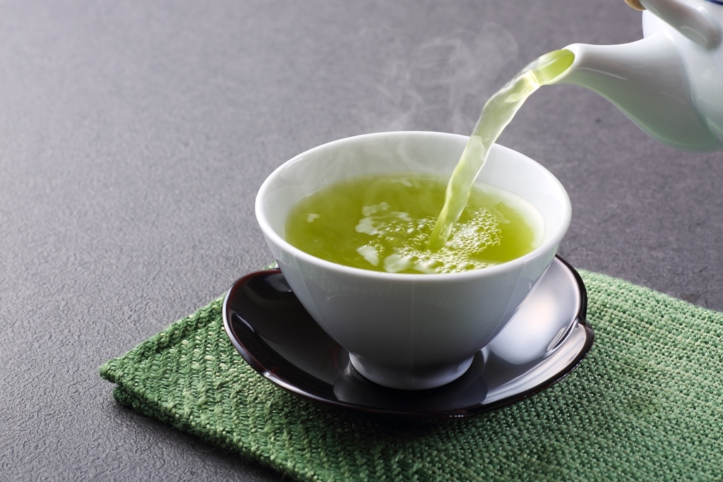  Uống trà xanh khi còn quá nóng không chỉ làm mất đi khẩu vị mà còn có thể gây tổn thương cho dạ dày và cổ họng.