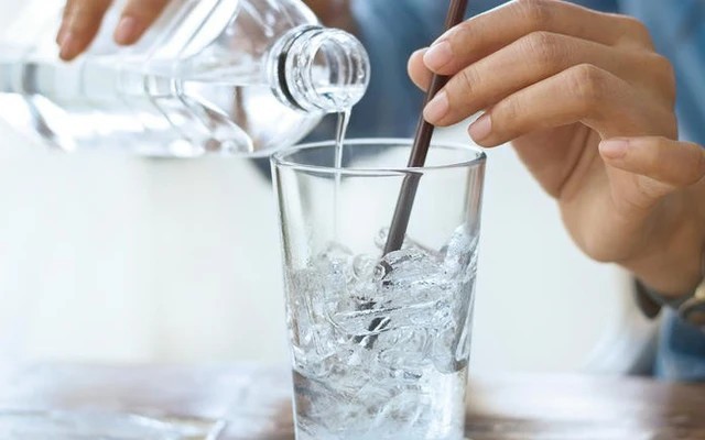  Uống nước đá nhiều trong thời tiết nắng nóng, coi chừng rước bệnh vào thân. Ảnh minh họa