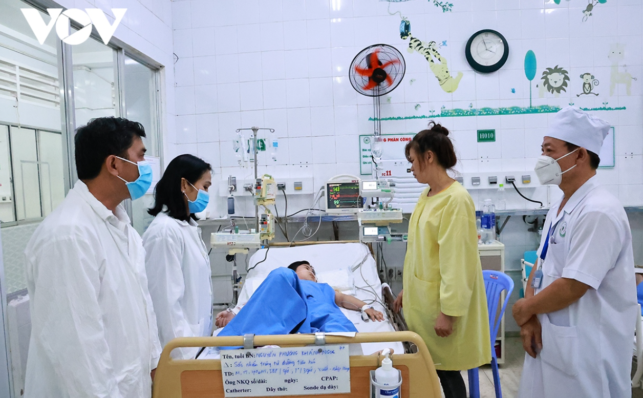  Lãnh đạo Thành ủy, UBND TP.Long Khánh thăm hỏi các bệnh nhân - Ảnh: VOV