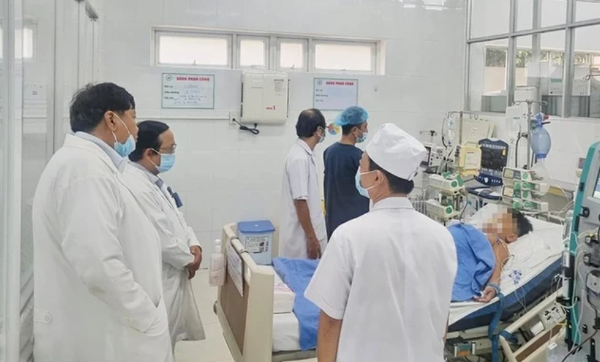  Hai bệnh nhi ngộ độc nặng do ăn bánh mì tại thành phố Long Khánh đang được điều trị tích cực tại Bệnh viện Nhi đồng Đồng Nai - Ảnh: Báo Người Lao Động