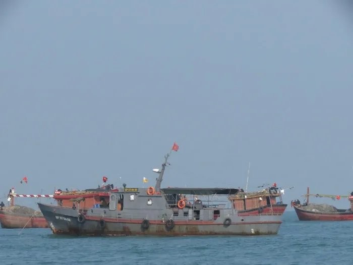  Lực lượng chức năng đang nỗ lực tìm kiếm các ngư dân gặp nạn.