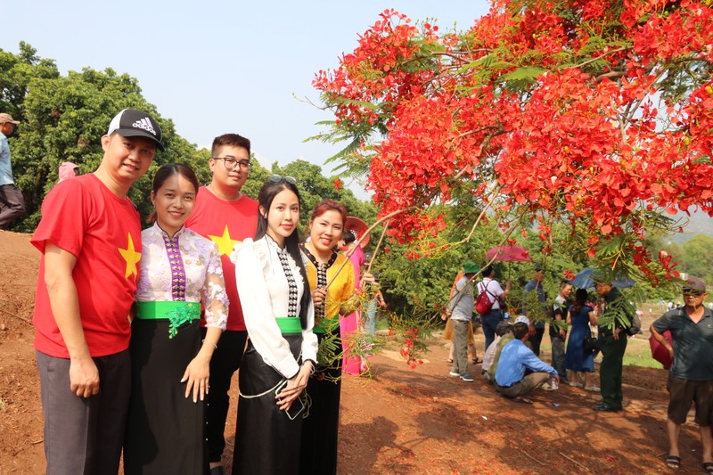   Em Phạm Thị Hương và Đỗ Trúc Quỳnh chụp ảnh kỷ niệm bên cây phượng vĩ trên đồi A1. Ảnh: Mai Loan.